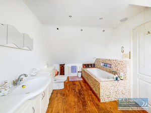 ENSUITE BATHROOM- click for photo gallery